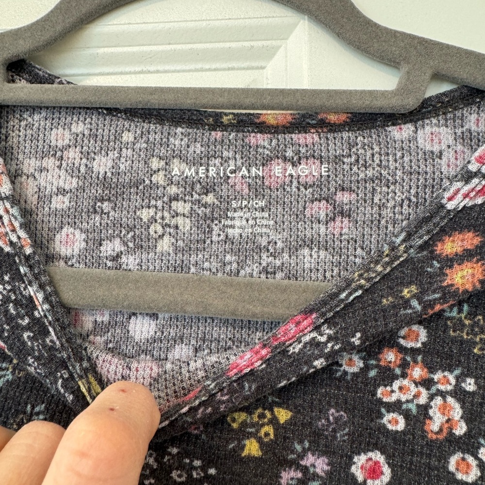 American Eagle Floral Short Sleeve Crop Top - Size Small - Picture 3 of 3